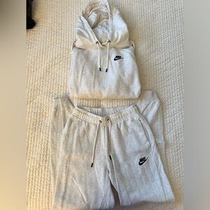 Nike women set top and bottom size XS fits a true small